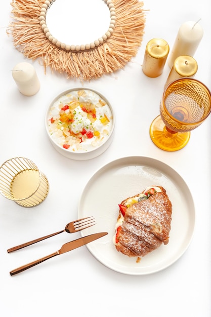 Servírované jedlo na stole