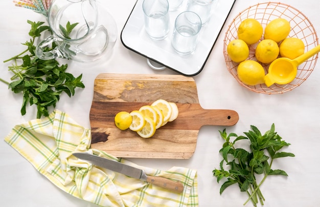 Prkénko s rôznymi ingredienciami